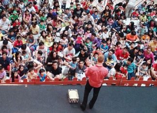 ผู้เข้ารอบชิงชนะเลิศ World Championship of Public Speaking ภายใน 7 เดือน โดยเริ่มต้นจากศูนย์
