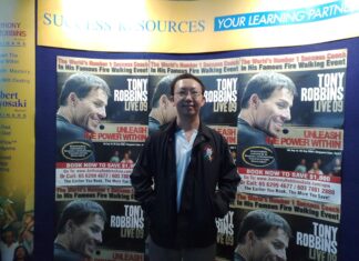 เดินลุยไฟกับโทนี รอบบินส์ที่สิงคโปร์